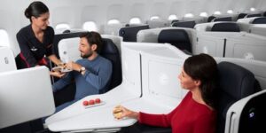 image représentant une hôtesse de l'air Air France servant un couple de passagers en classe business